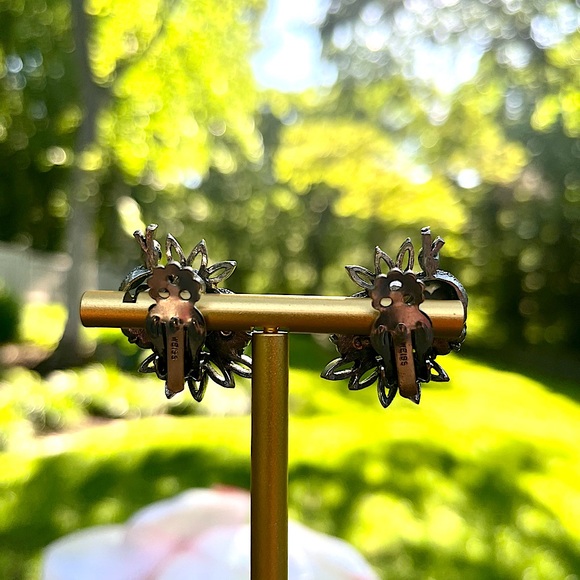 VINTAGE SIGNED WEISS SAPPHIRE TOPAZ COLORED SILVER FLOWER CLIP ON EARRINGS - Picture 3 of 3